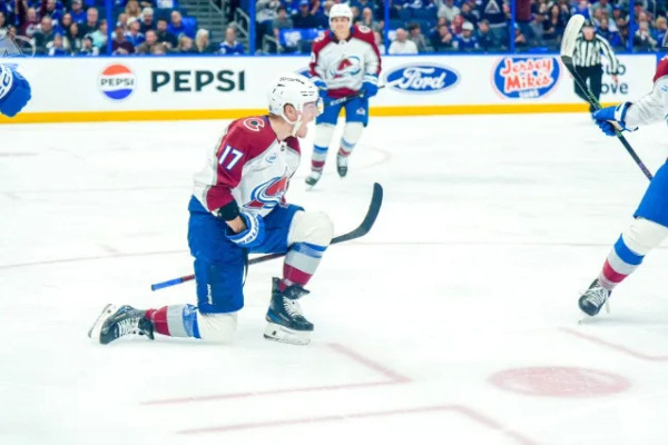 Илья Соловьёв набрал первое очко за "Колорадо", оформив "ассист": Видео