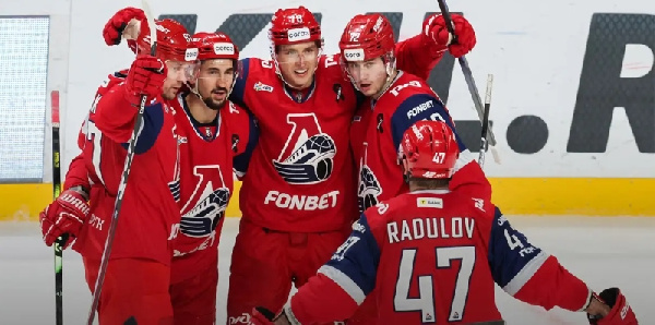 "Локомотив" обыграл "Спартак" и закрепился на первой строчке Запада КХЛ