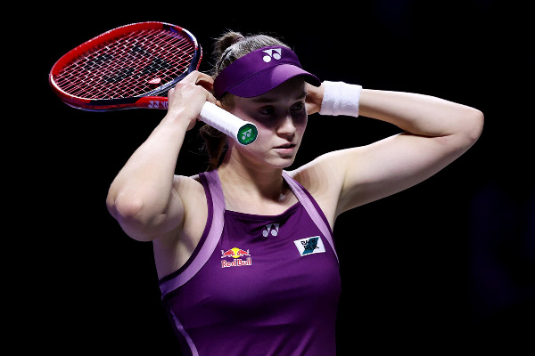 Елена Рыбакина обыграла главную преследовательницу Арины Соболенко на Итоговом турнире WTA