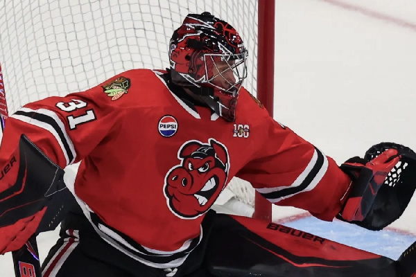 "Чикаго" Артема Левшунова вызвал российского голкипера из НХЛ