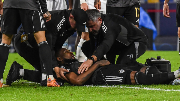 Игрок "Карабаха" потерял сознание в матче ЛЧ против "Наполи", его заменили