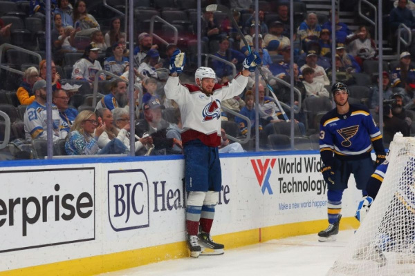 "Колорадо" четвертый раз в истории стал победителем регулярки НХЛ