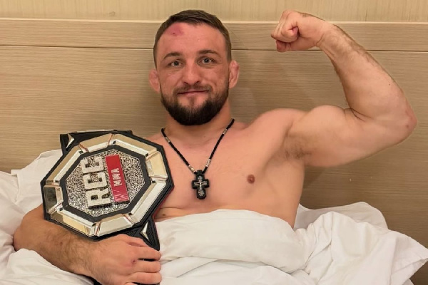 "Верю в досрочную победу Яна": Влад "Белаз" сделал свой прогноз на главный бой турнира UFC 323