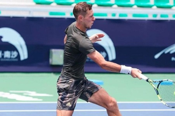 Белорусский теннисист Николай Голяк вышел в 1/4 финала турнира в Китае