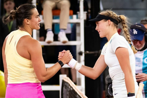Мирра Андреева продолжает опережать Арину Соболенко в чемпионской гонке WTA