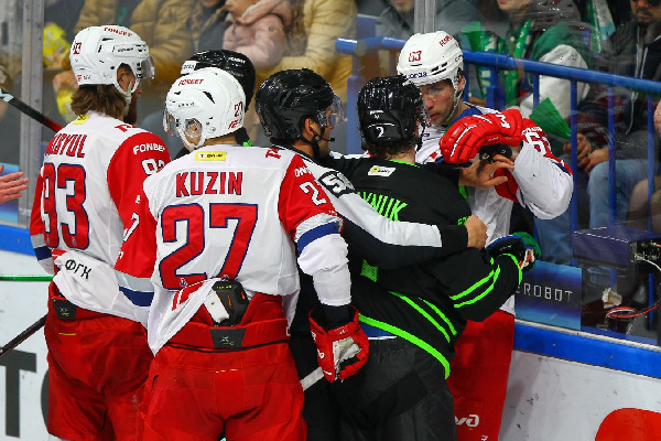 "Локомотив" на выезде одолел "Салават Юлаев" Суворова в матче КХЛ