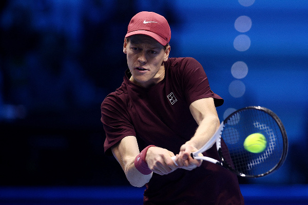 Синнер обыграл Зверева и вышел в полуфинал Итогового турнира