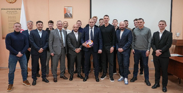 Глава АБФФ Булойчик встретился со сборной Беларуси по пляжному футболу — ФОТО 