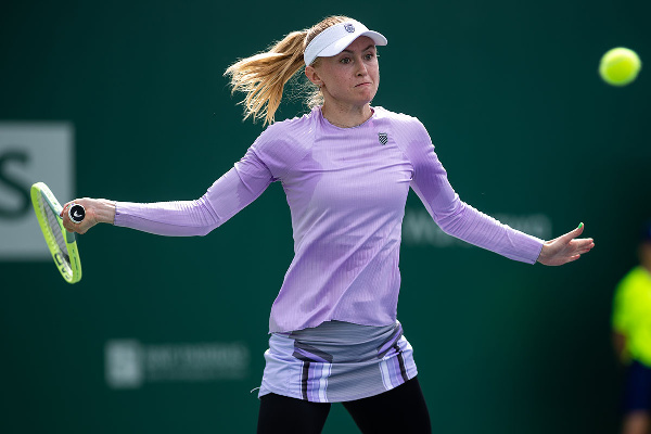 Матч Саснович дважды прерывался, но она вышла в финал квалификации