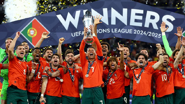 Криштиану Роналду подарил эксклюзивные часы каждому члену сборной Португалии