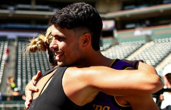 "Номер один в мире": Соболенко обняла Алькараса на тренировке 