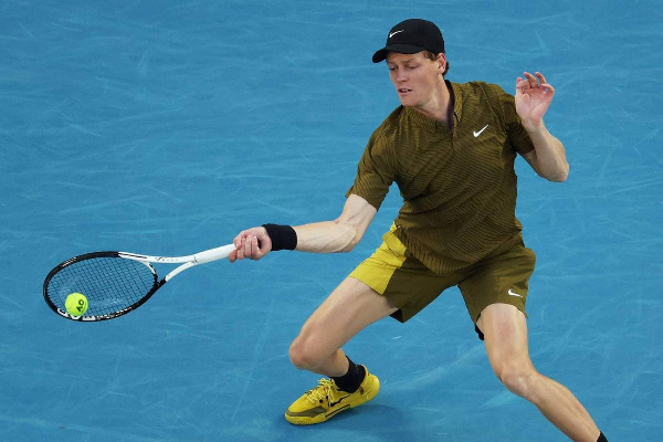 Синнер прервал серию из 27 выигранных партий кряду, но вышел в 1/8 финала AO