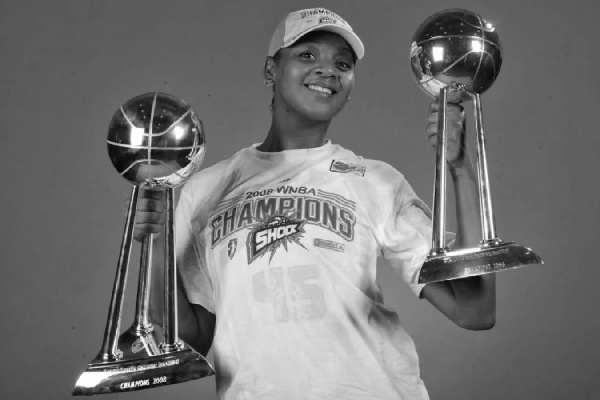 Двукратная чемпионка WNBA скончалась в возрасте 43 лет
