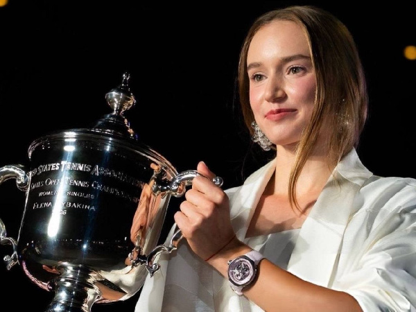 Освежающий белый: Рыбакина провела чемпионскую фотосессию с трофеем US Open-2026 (ФОТО)