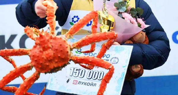 Победителей чемпионата России по лыжным гонкам в Южно-Сахалинске наградили камчатскими крабами