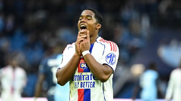 ПСЖ оставляет интригу в Лиге 1, футболист "Реала" принес победу "Лиону"