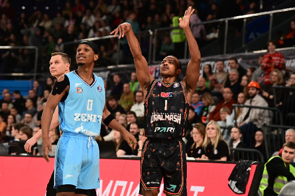 Дабл-дабл Мартюка помог "Зениту" с разницей в семь очков обыграть "Уралмаш" в Единой лиге