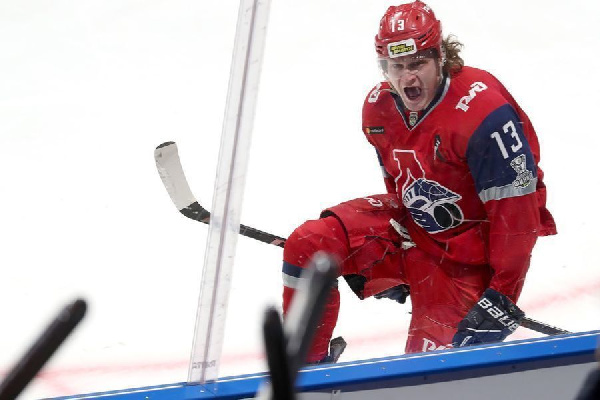Степан Никулин выставил Кубок Гагарина прямо во дворе своего дома