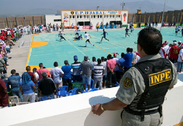 До поля — в наручниках: уникальный "тюремный" турнир по футболу проводят в Перу