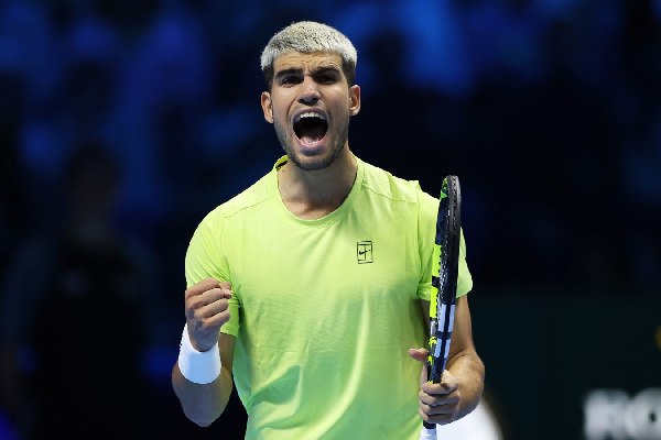 Какой камбэк! Первая ракетка мира выиграл второй поединок на Итоговом турнире