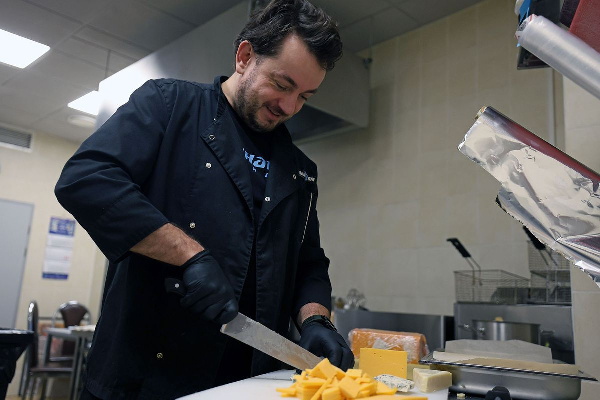 Пюре с пармезаном, чизкейк и фрукты: чем питаются хоккеисты минского "Динамо"?