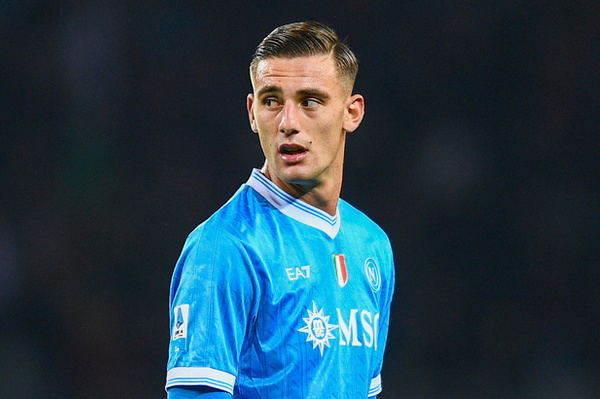 "Наполи" минимально победил "Лечче" в первом матче 9-го тура Серии А