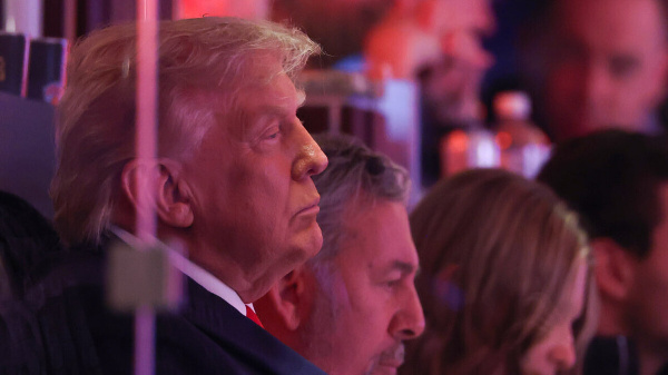 Защитное стекло, свист фанатов, сон во время матча: Трамп стал первым президентом США, посетившим финал НБА