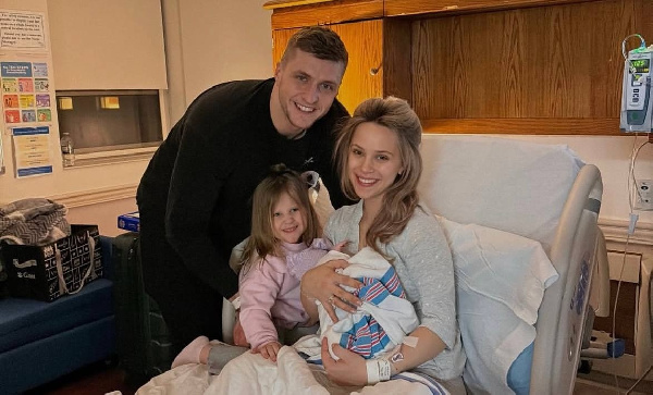 Алексей Протас поделился фотографиями с женой и дочками из роддома 