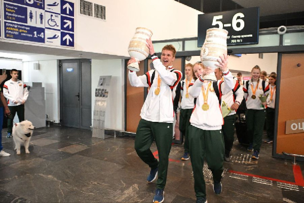 Юных призеров Игр "Дети Азии" торжественно встретили в минском аэропорту