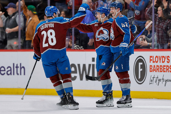 Илья Соловьев сделал фото с шайбой, ставшей для него дебютной в НХЛ