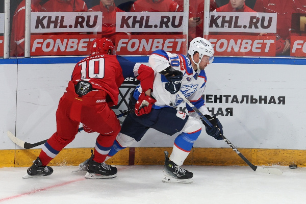 "Локомотив" на последних минутах вырвал победу у "Лады" в матче КХЛ