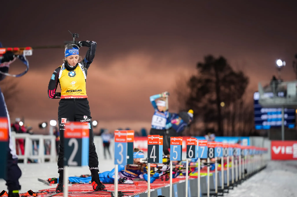 Очередная напасть: лучшая биатлонистка мира снялась со спринта Кубка мира: причина и состав на гонку