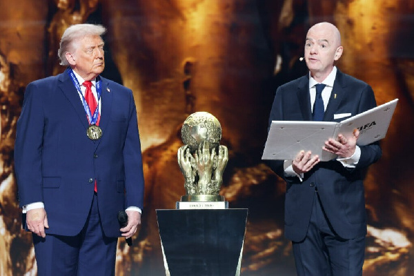 Инфантино предложил Трампу провести один из будущих чемпионатов мира в США и Китае