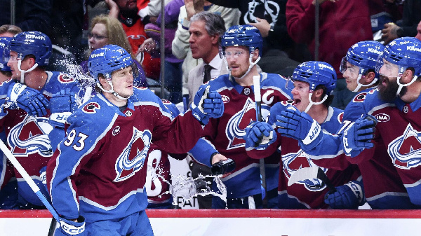 Хоккеистам "Колорадо" Соловьева подарили портреты перед матчем с "Коламбусом"