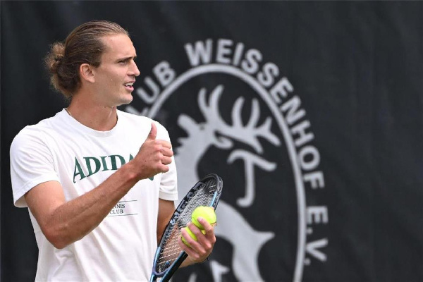 Немец Зверев стартовал с победы на турнире ATP-250 в Штутгарте