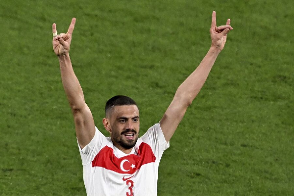 Держи руки за спиной. УЕФА начал расследование против защитника сборной Турции из-за жеста после празднования гола