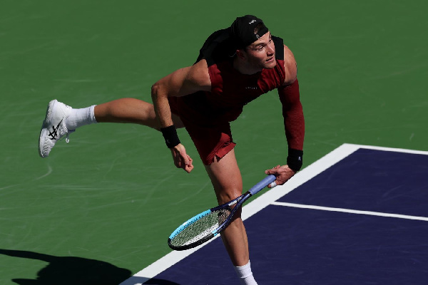 Джек Дрейпер снялся по ходу матча с Этчеверри в первом круге "пятисотника" в Барселоне