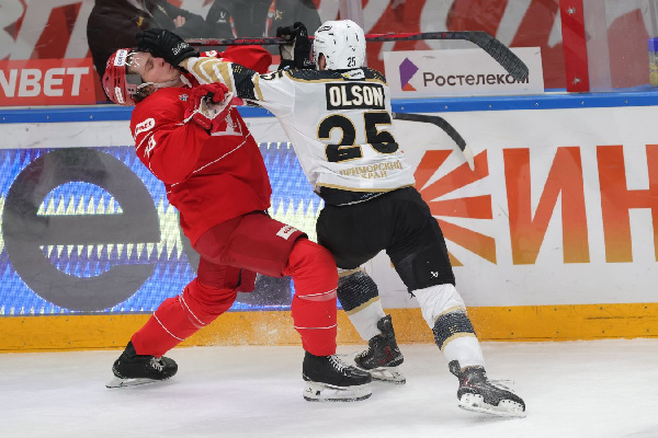 "Спартак" лишь в концовке обыграл "Адмирал" в матче КХЛ