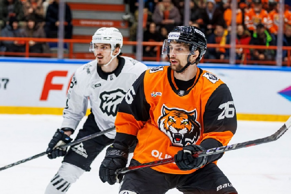 "Амур" в матче с десятью шайбами одолел "Трактор" в КХЛ