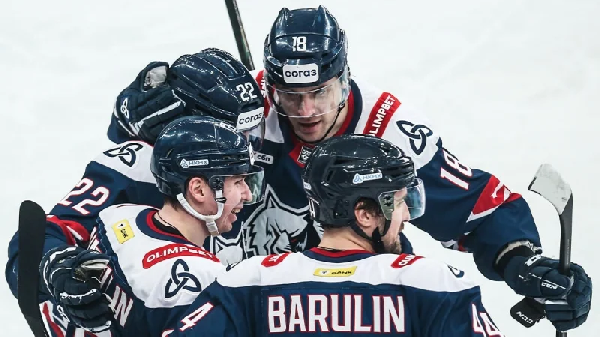 "Нефтехимик" обыграл "Адмирал" в матче КХЛ, уступая по ходу со счетом 0:2