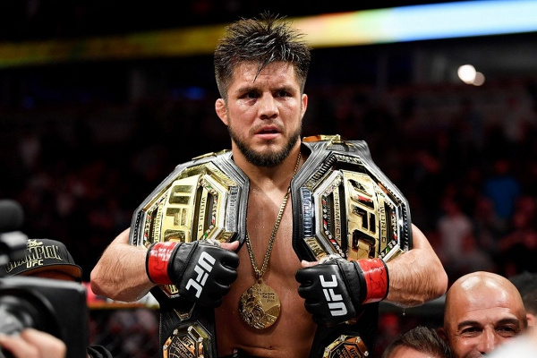 Неизвестный украл у бывшего двойного чемпиона UFC его первый пояс