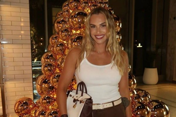 "Новогодняя открытка" от Арины Соболенко: фото