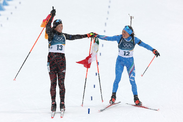 Легендарные биатлонистки в последней гонке в карьере финишировали вместе