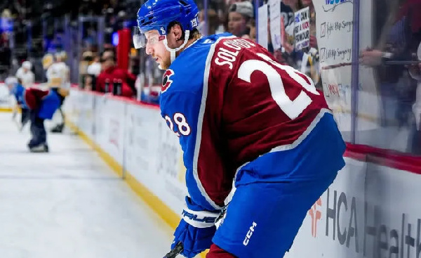 Жена и сын Соловьева поддержали его перед первой шайбой в НХЛ