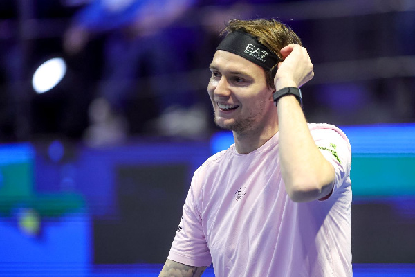 Фото: Александр Бублик получил трофей за вхождение в топ-10 рейтинга ATP