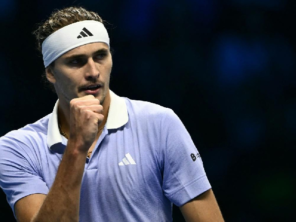 Александр Зверев со скрипом прошел в третий раунд турнира в Париже