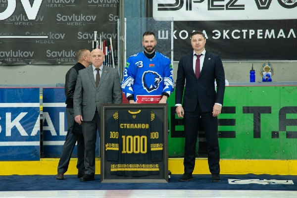 "Перед третьим периодом кричали: "За Егора!": Степанов — о 1000-м матче в экстралиге