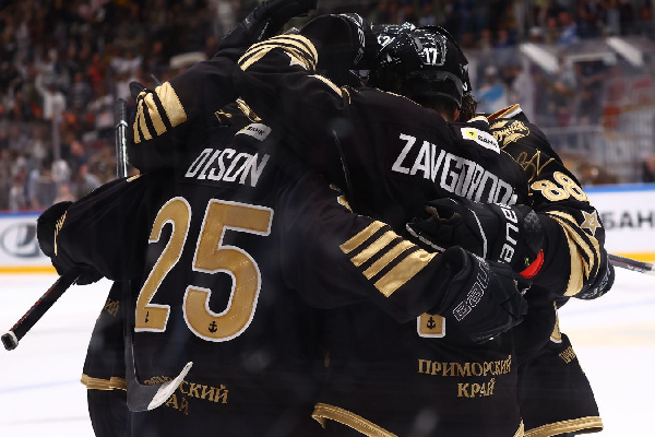 Помог ассист Дерябина: "Адмирал" обыграл "Амур" в матче КХЛ