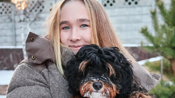 "У нее есть сертификат помощника": Андреева — о том, как ее собака помогает матери при проблемах с сердцем