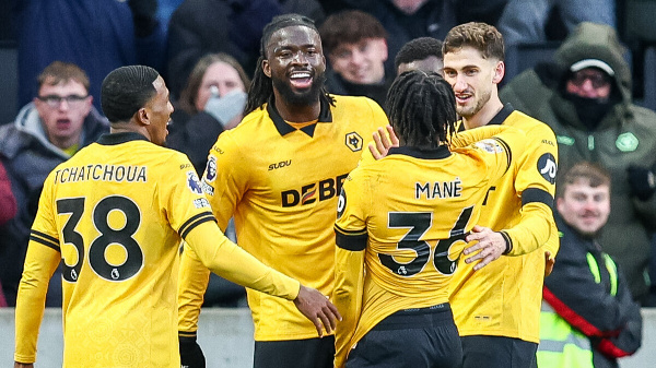 "Вулверхэмптон" с первой победой, "Астон Вилла" и "Арсенал" набирают: итоги дня в АПЛ